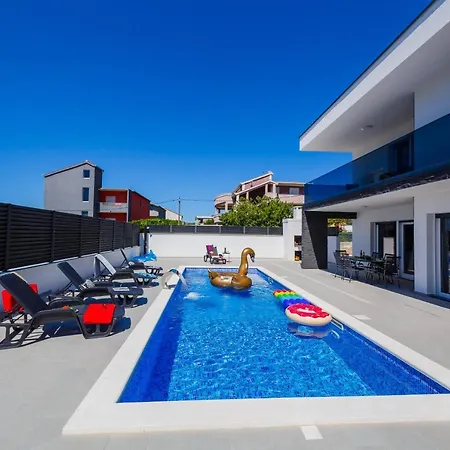 Morena Villa *