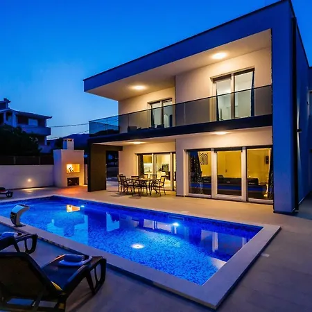 Morena Villa *
